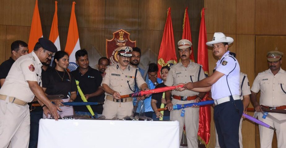 Donation of umbrellas to traffic police of Bhubaneswar & Cuttack, and home guards from CM’s residence